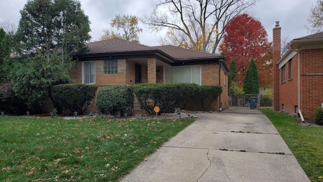 view of front of property featuring a front yard