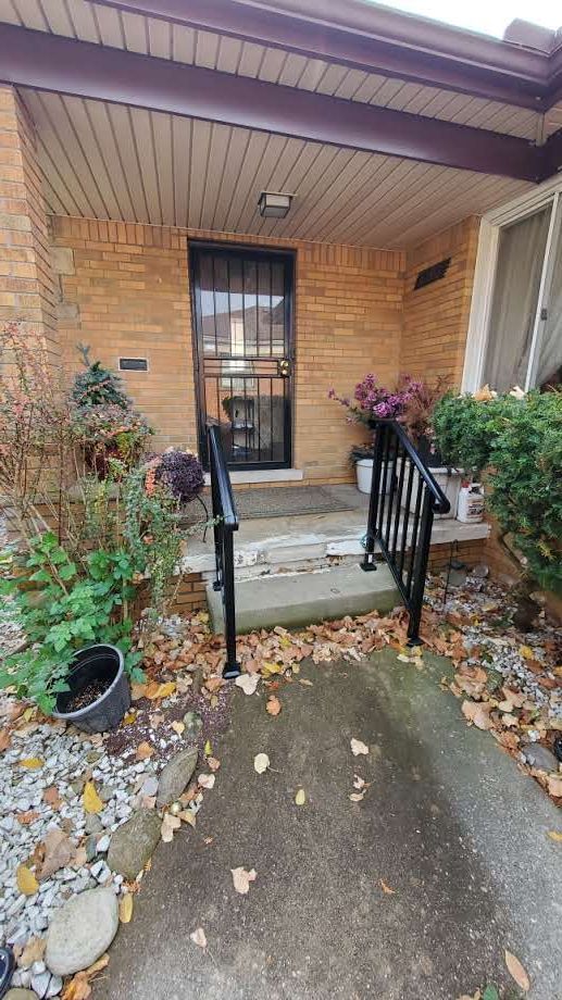 entrance to property featuring covered porch