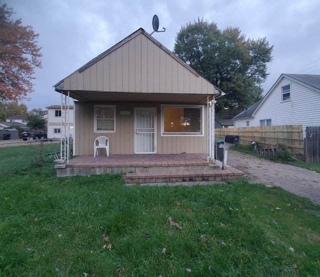 view of front of property with a front yard