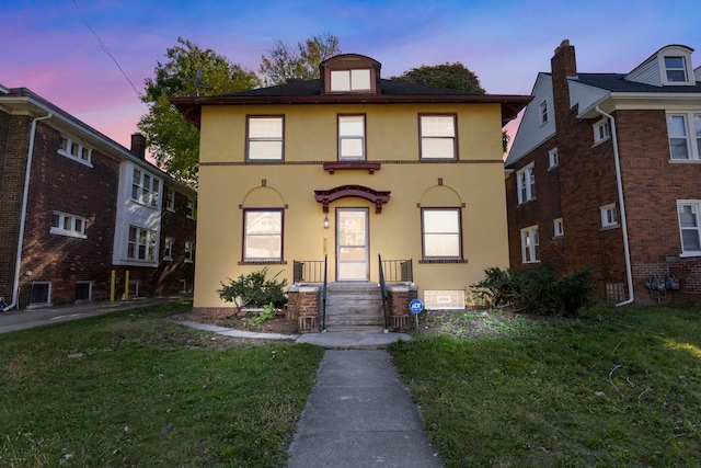 view of front of house featuring a lawn