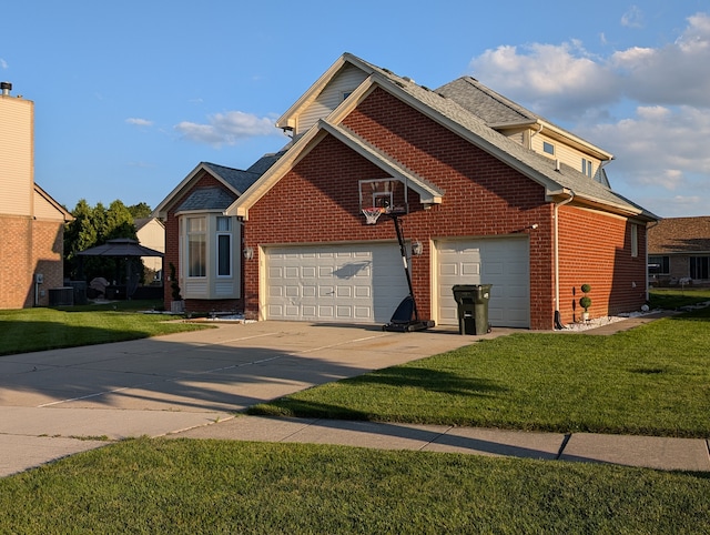 view of front of house featuring central AC, a garage, and a front lawn