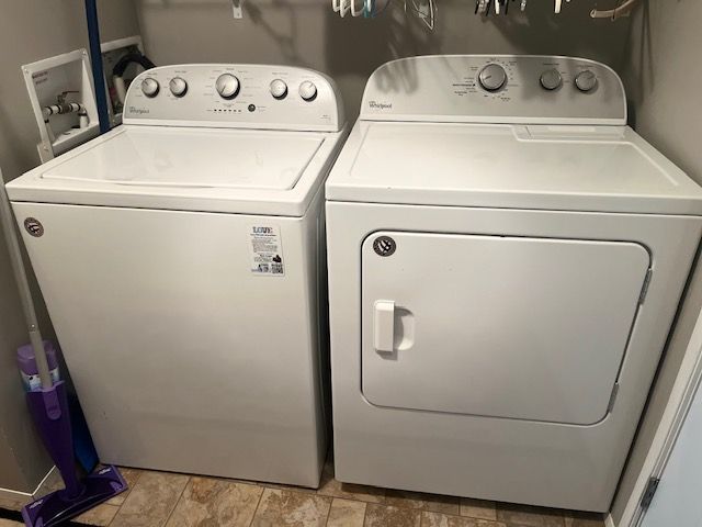 laundry room with washer and clothes dryer