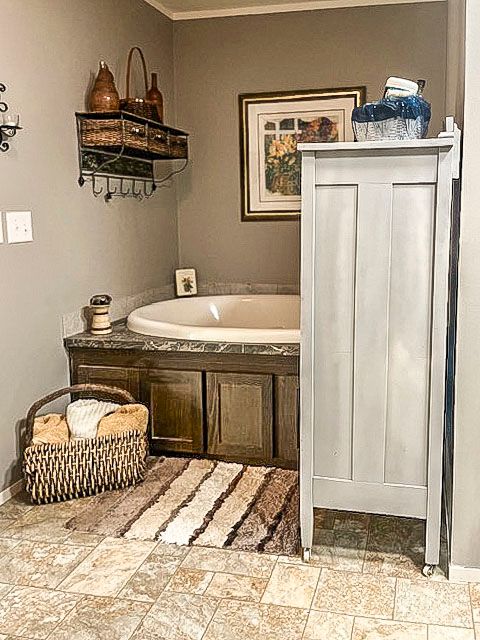 bathroom with ornamental molding