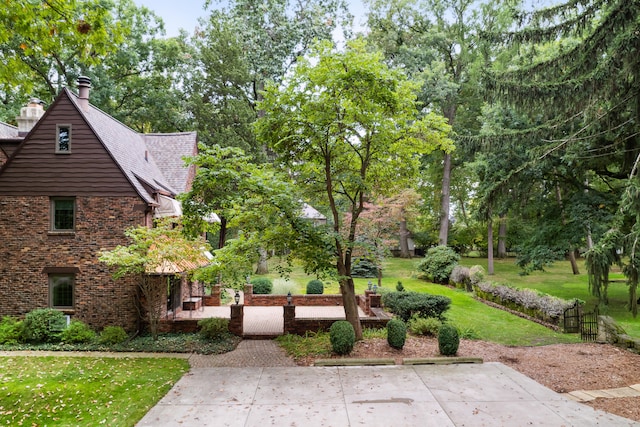 view of property's community featuring a yard