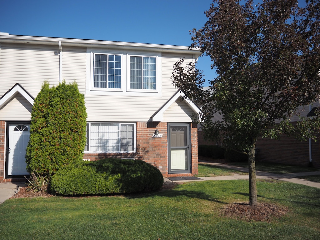 view of front facade featuring a front yard