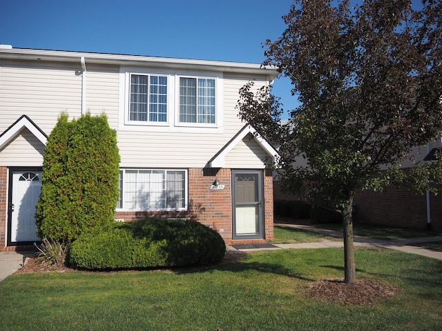 view of front facade featuring a front yard