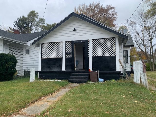 bungalow-style home featuring a front yard