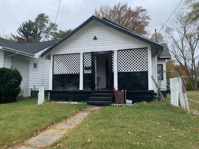 124 W Flint Park Blvd, Flint, MI 48505 - view of front of home with a front yard