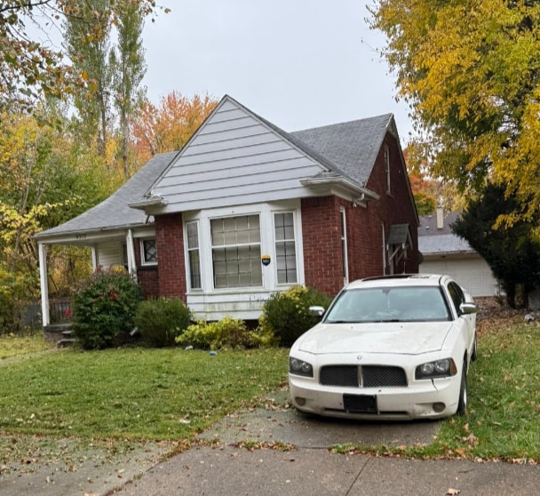 view of front of home featuring a front yard