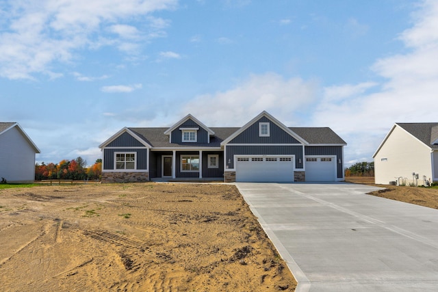 craftsman house featuring a porch and a garage