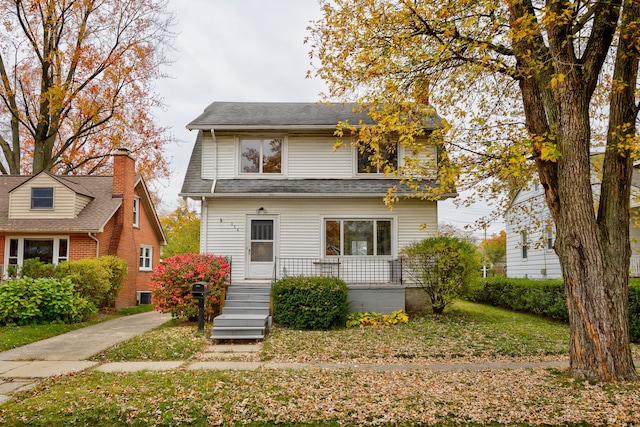 view of front of property featuring a front lawn