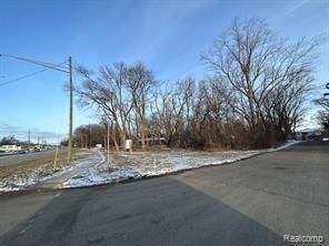 2830 Dixie, Waterford, MI 48328
