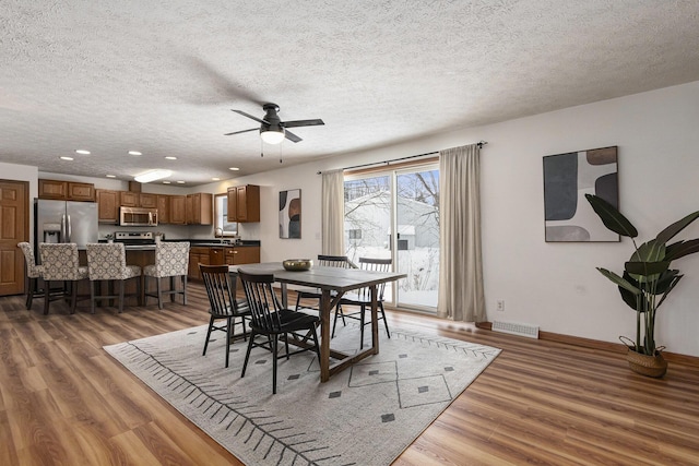 dining area featuring ceiling fan, recessed lighting, dark wood-type flooring, visible vents, and baseboards