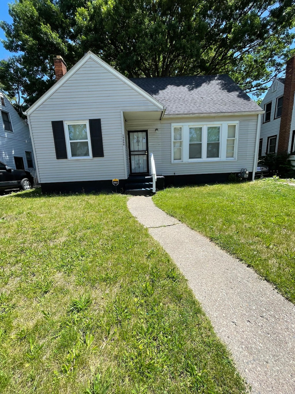 view of front of home featuring a front yard