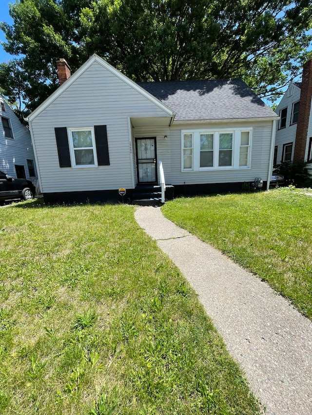 view of front of home featuring a front yard