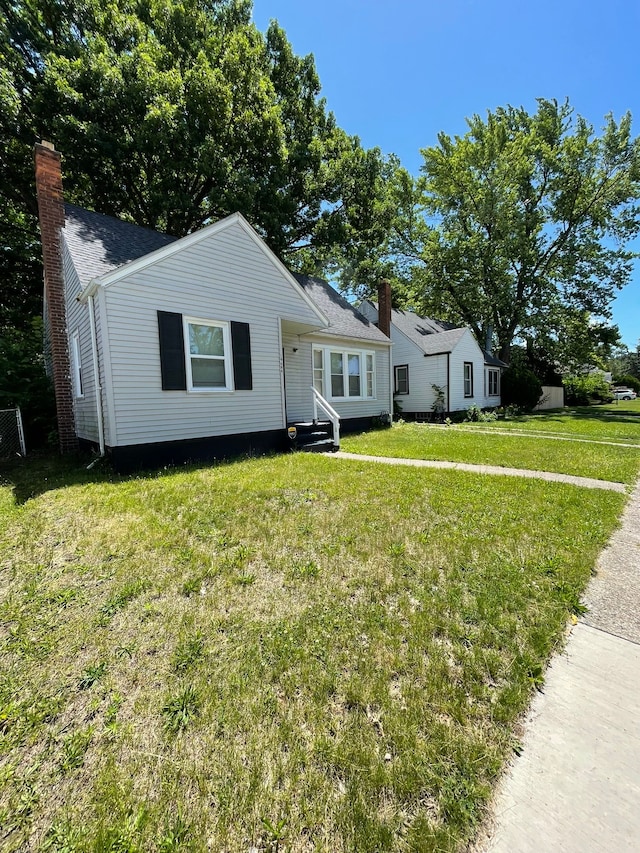 view of front of property with a front lawn