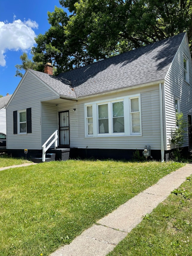 view of front of house with a front lawn