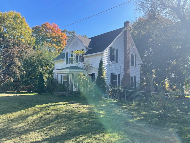 view of front of property with a front lawn