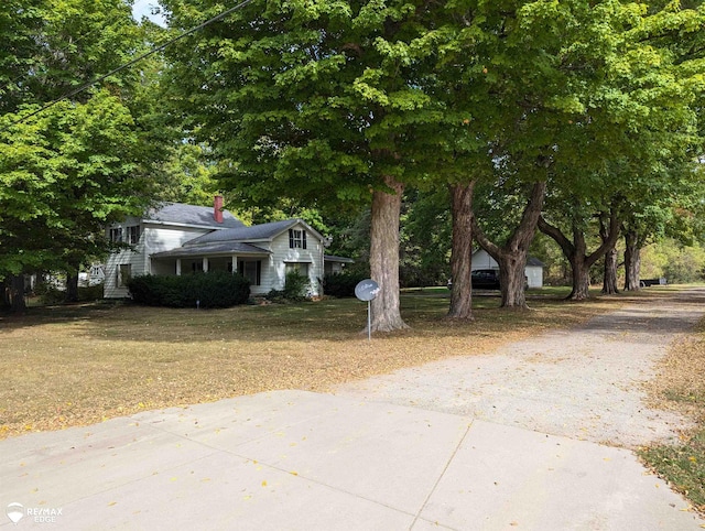 view of front facade with a front yard