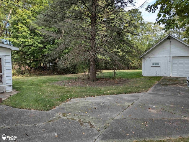 view of yard featuring an outbuilding and a garage