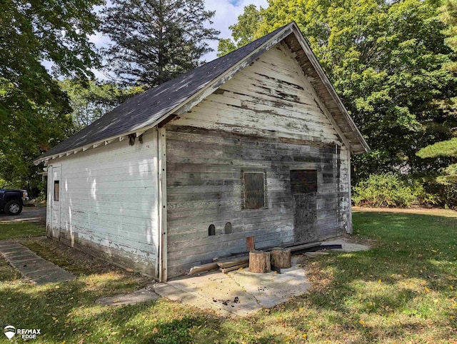 view of outbuilding featuring a lawn