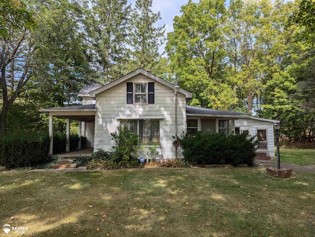 view of front facade featuring a front yard