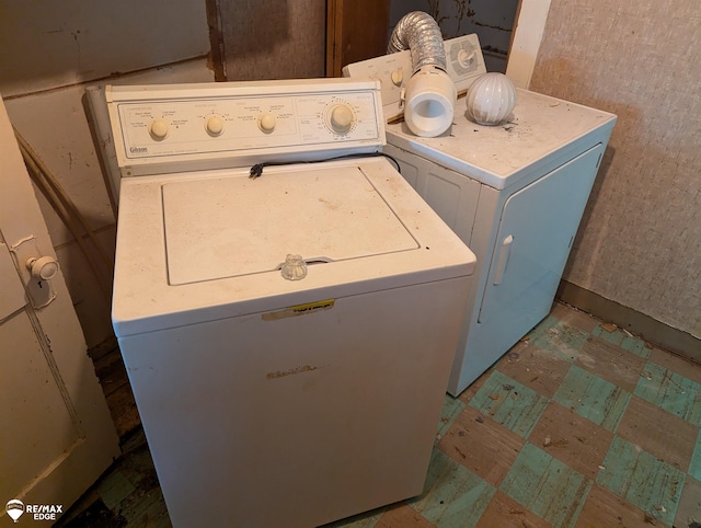 laundry area featuring washer and clothes dryer