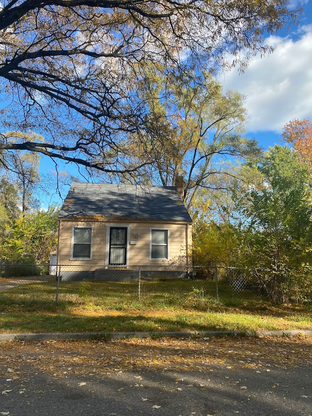 view of front of house with a front yard