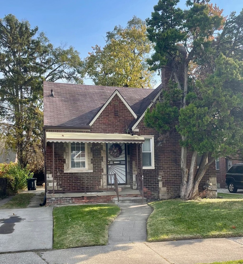 view of front of house with covered porch and a front yard