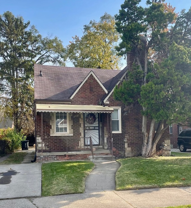 view of front of house with covered porch and a front yard