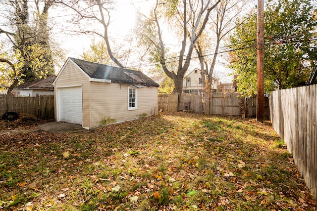 view of yard with an outbuilding and a garage