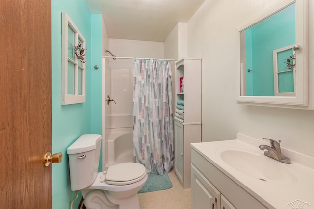 full bathroom featuring shower / tub combo with curtain, vanity, a textured ceiling, and toilet