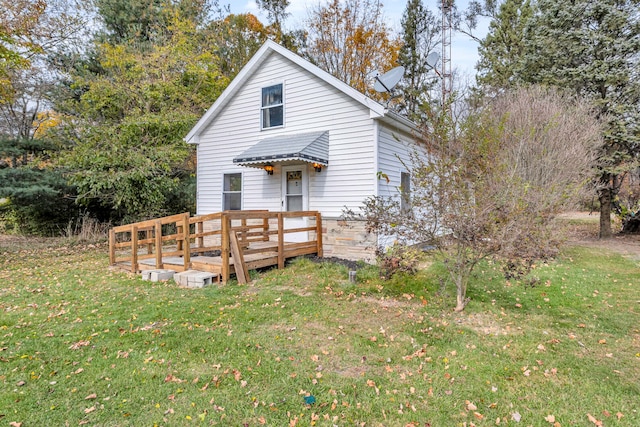 view of front facade featuring a deck and a front lawn