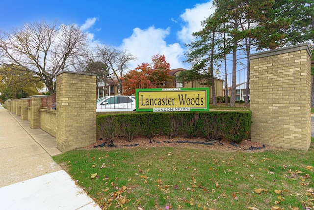 community / neighborhood sign featuring a yard