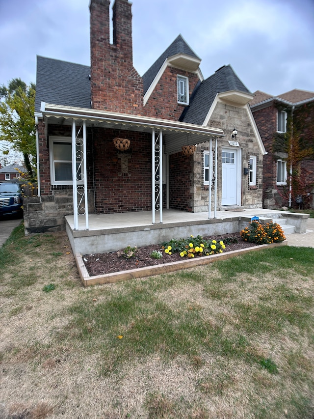 view of front facade featuring a porch and a front lawn