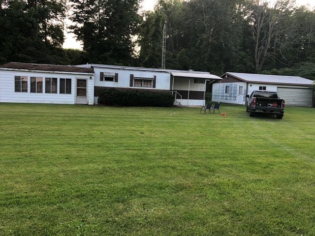 view of front of house featuring a yard