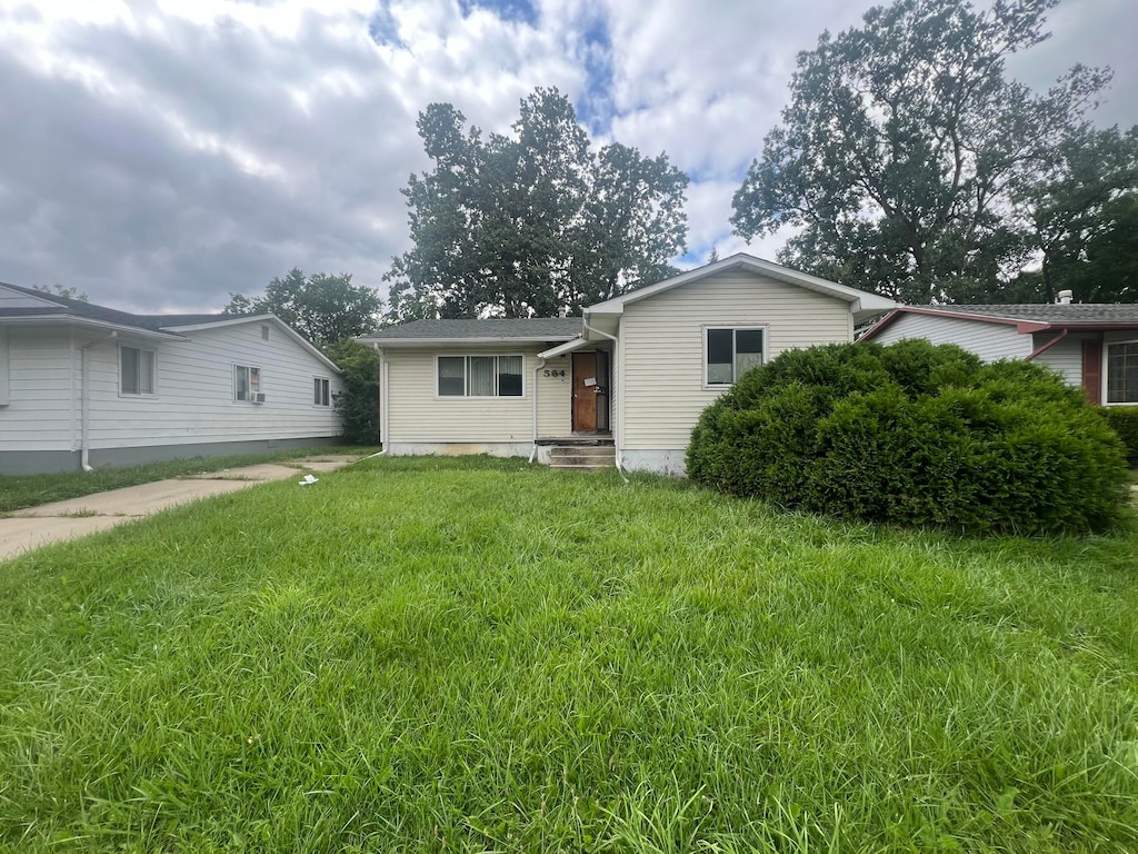 single story home featuring a front yard