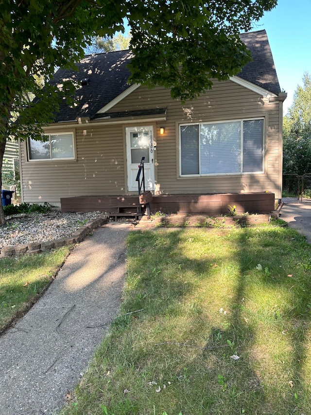 view of front of house with a front lawn