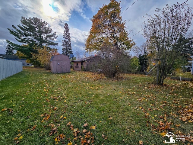 view of yard featuring a storage shed