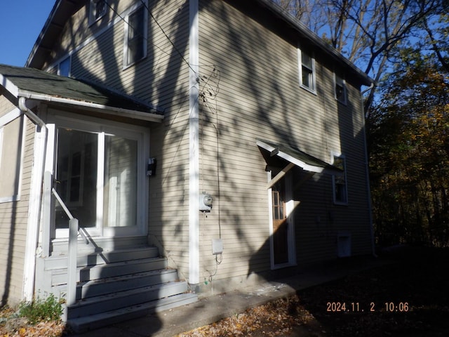 124 W Maple St, Kalamazoo, MI 49001 - rear view of house featuring entry steps