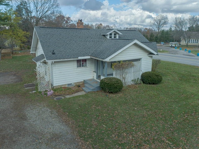 view of front of property featuring a front yard