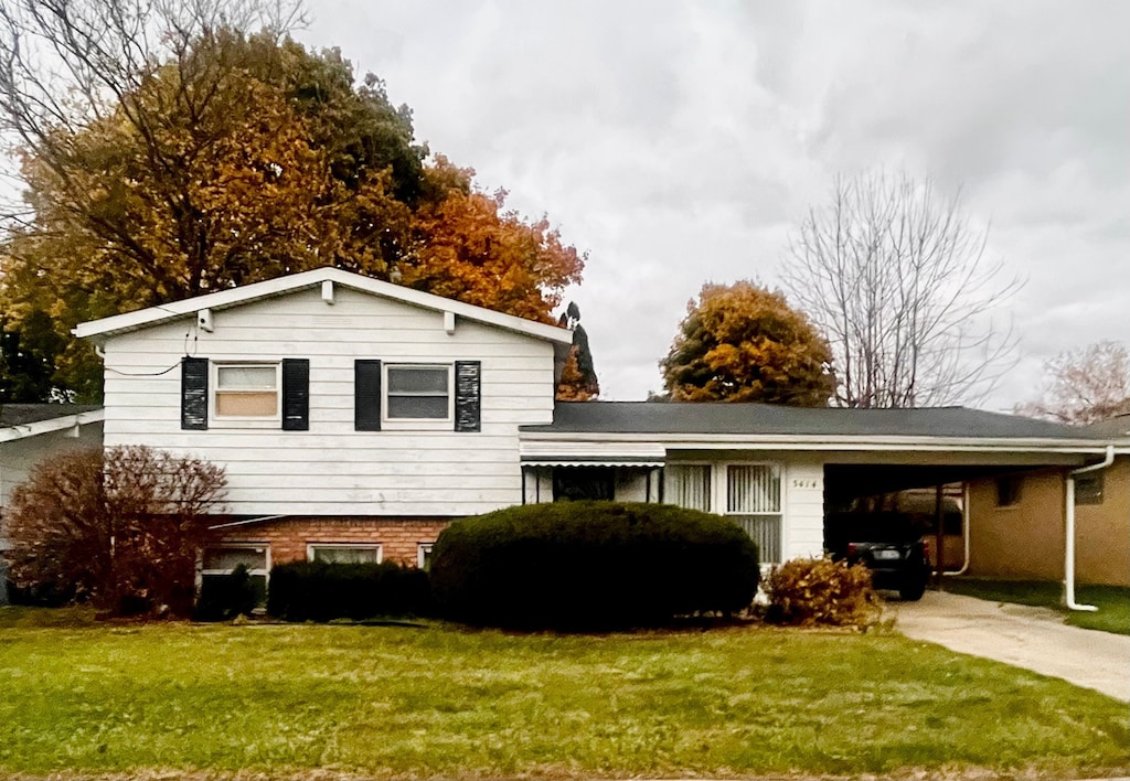 view of front of house featuring a front yard and a carport