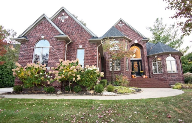 view of front of home with a front lawn