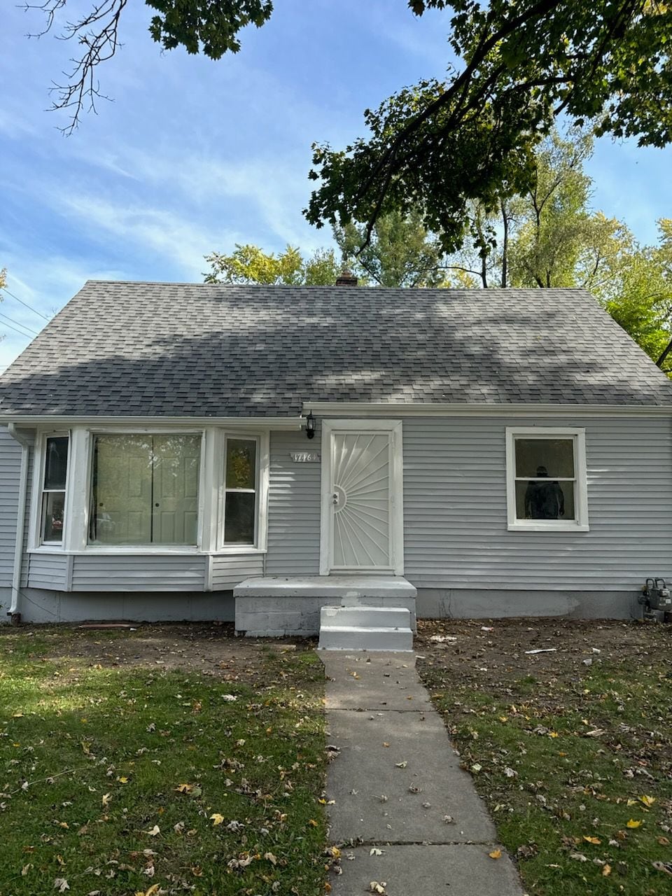 view of front of property with a front yard