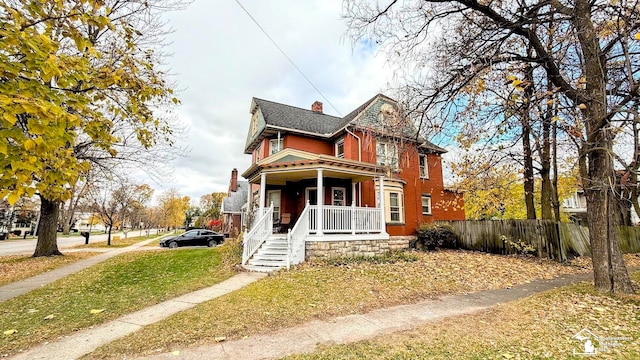 view of front of property featuring a front lawn and a porch