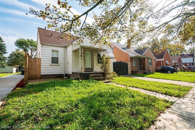 bungalow-style house featuring a front lawn