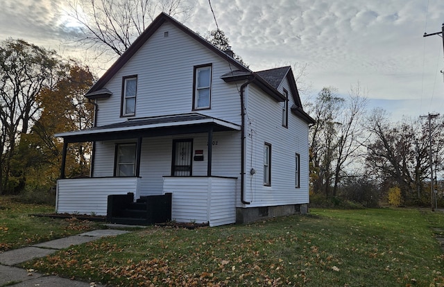 view of front of property featuring a front yard and covered porch