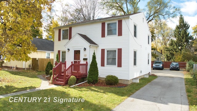 colonial home featuring a front lawn