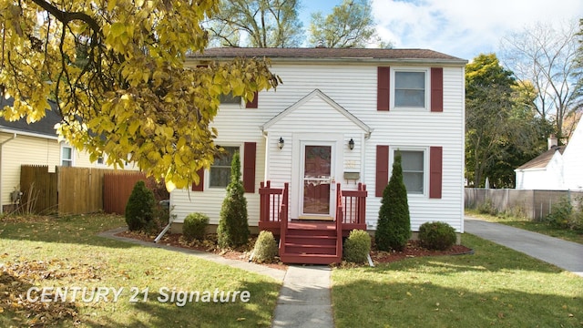 view of front of property featuring a front lawn