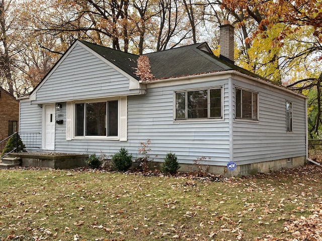 view of front facade with a front yard